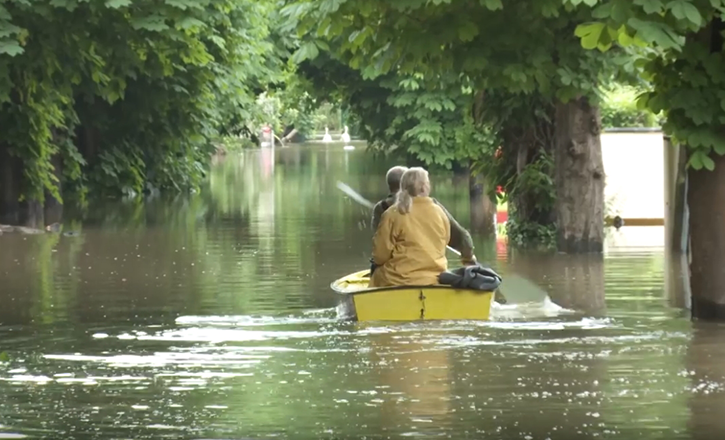 Crue de la Seine - personnes sur une barque 