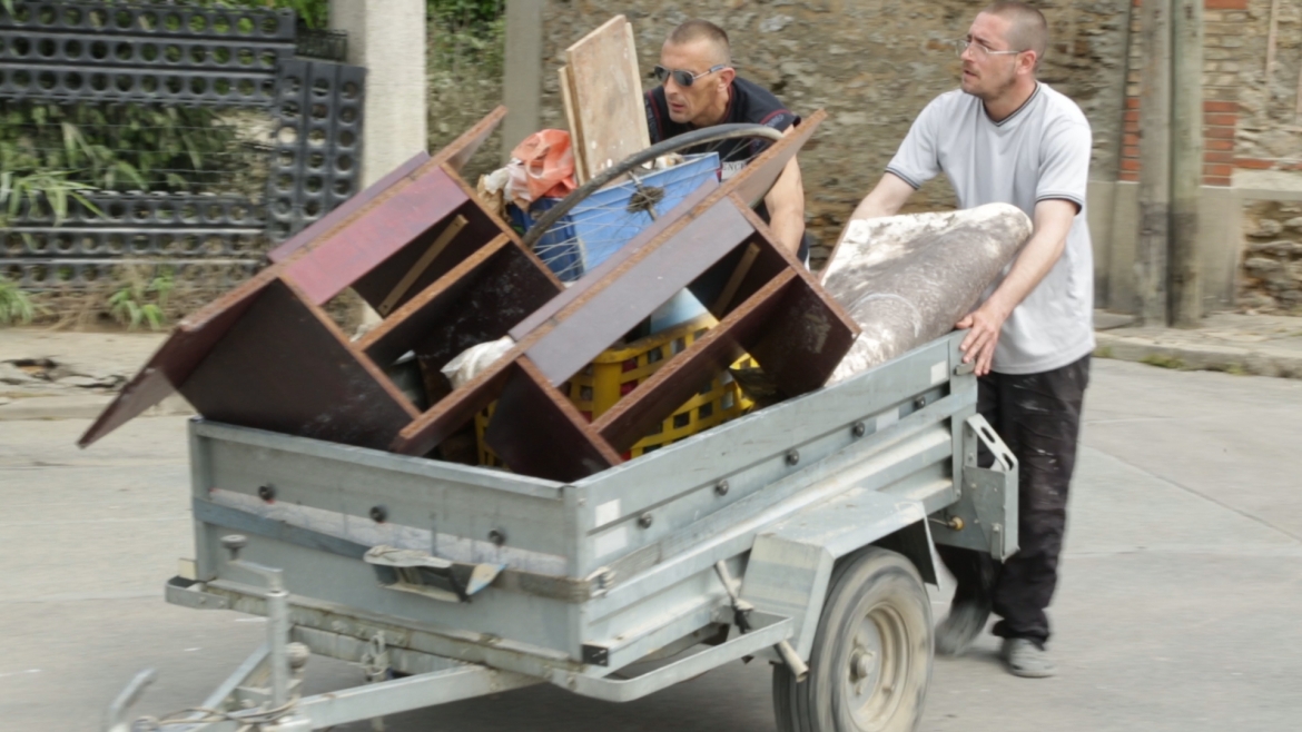 Nettoyage décrue Villeneuve-le-roi juin 2016
