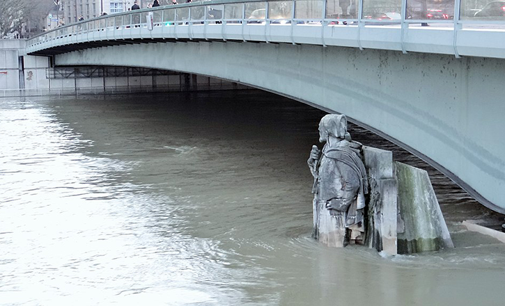 Zouave du pont de l'Alma pendant la crue de janvier 2018