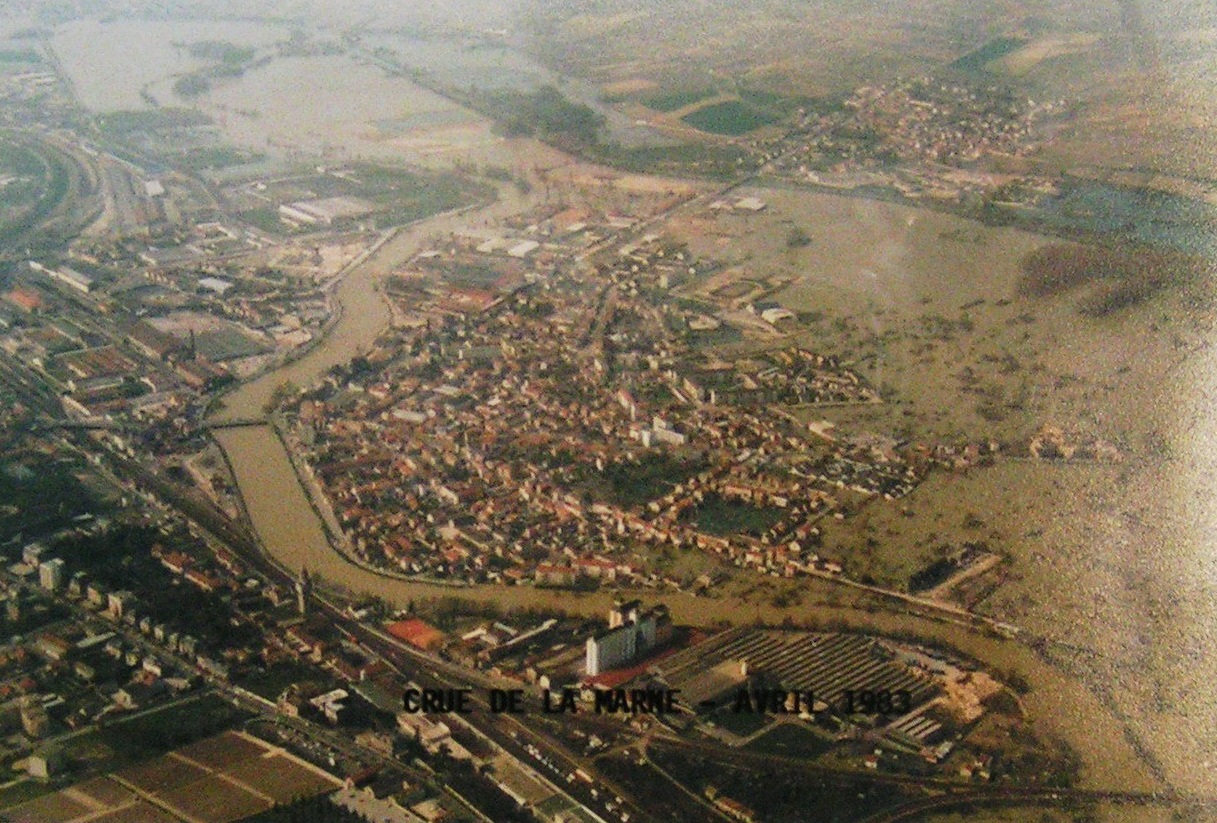 Vue aérienne de l’inondation de la Marne à Magenta en avril 1983