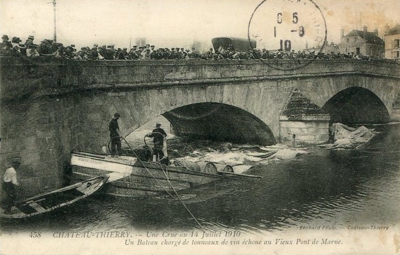 Vue de la crue de la Marne de juillet 1910 au pont de Château-Thierry (www.delcampe.net)